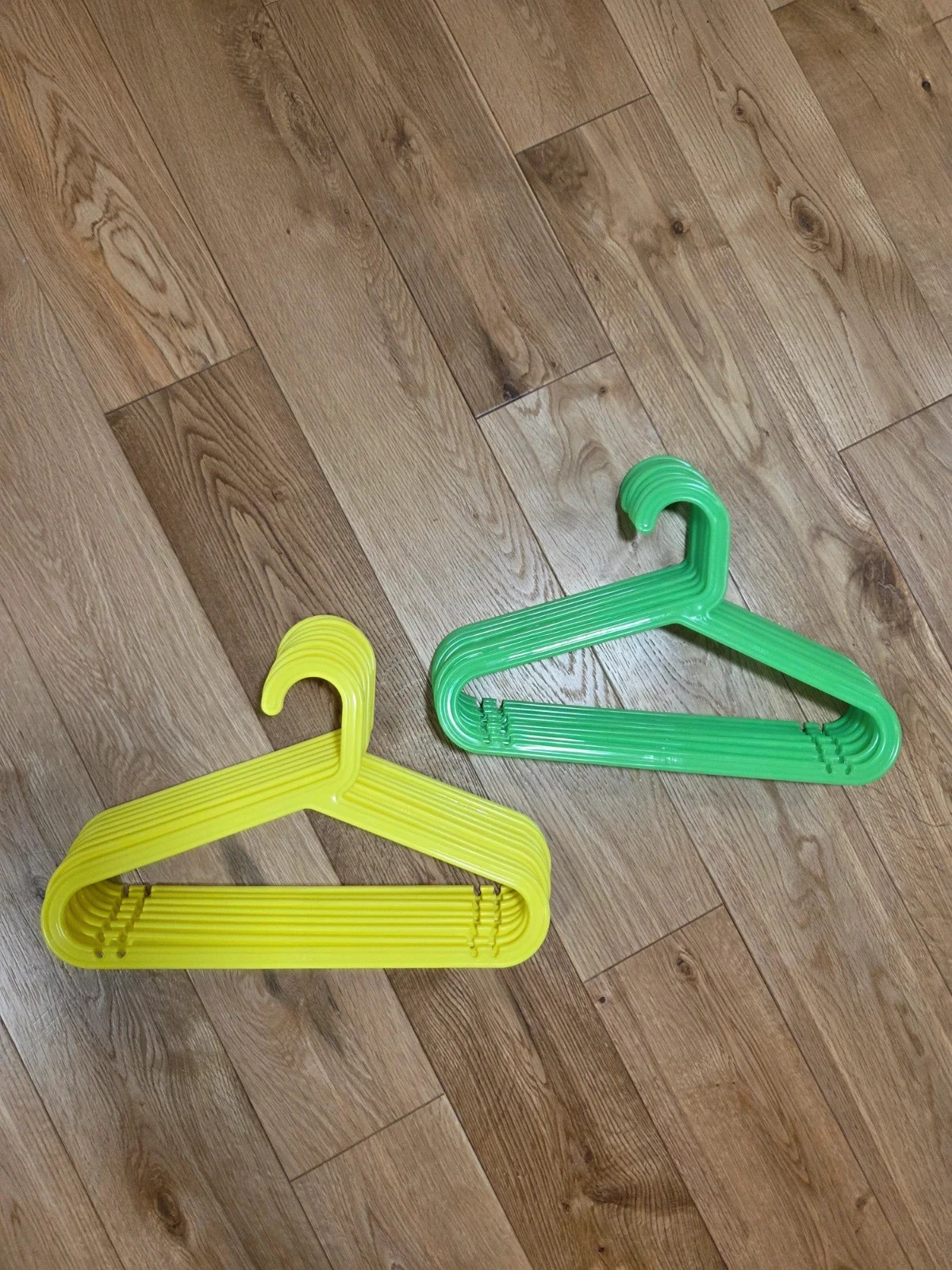 Cintres enfants ikea verts et jaunes